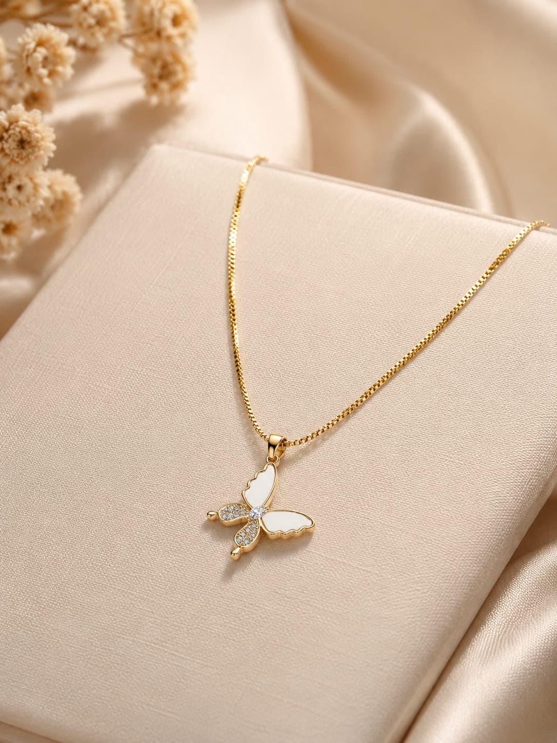 Collar Mariposa blanca